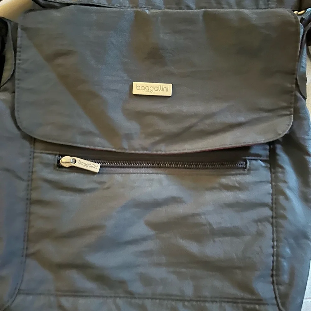 Baggallini Gray Nylon Crossbody Bag w/ Pink Interior - Picture 2 of 7